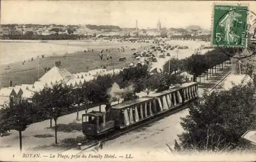 Ak Royan Charente Maritime, Plage, prise du Family Hotel, Dampfzug