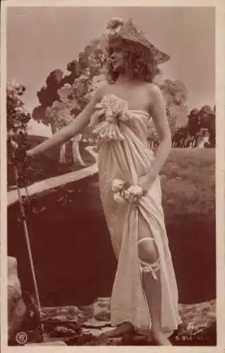 Ak Frau in weißem Kleid, Hut, Blumen, Porträt