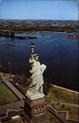 Ak New York City USA, Statue of Liberty, Bedloe's Island, Fliegeraufnahme