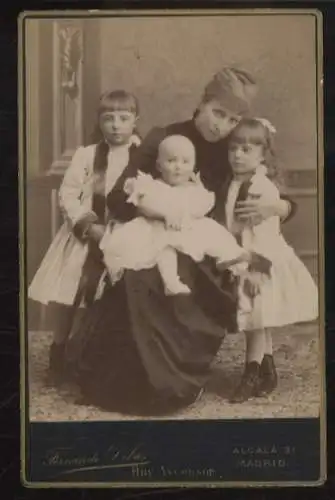 Cabinet Foto Maria Theresa von Hohenzollern, geb. von Bóubon-Zwei-Sizilien mit ihren drei Kindern