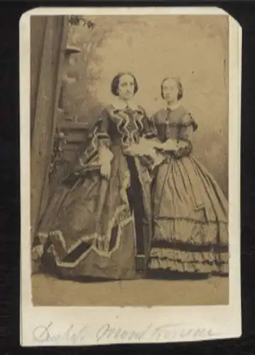 CdV Portrait Luisa Fernanda Herzogin von Montpensier, geb. von Spanien mit ihrer Tochter