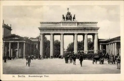 Ak Berlin Mitte, Brandenburger Tor, Parade