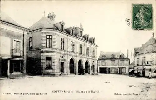 Ak Noyen sur Sarthe Sarthe, Place de la Mairie