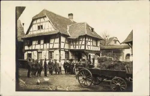 Foto Ak Fachwerkhaus, Anwohner, Fuhrwerk