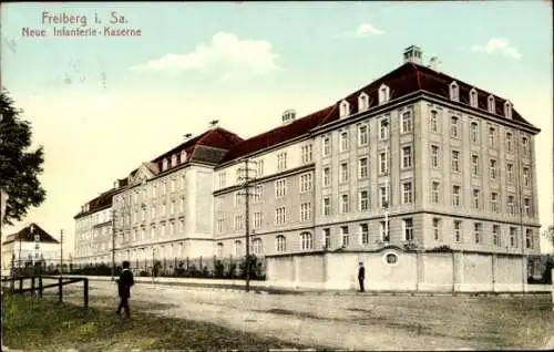 Ak Freiberg in Sachsen, Neue Infanterie Kaserne, Gesamtansicht von der Straße