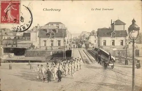 Ak Cherbourg Manche, Pont Tournant, Marschgruppe