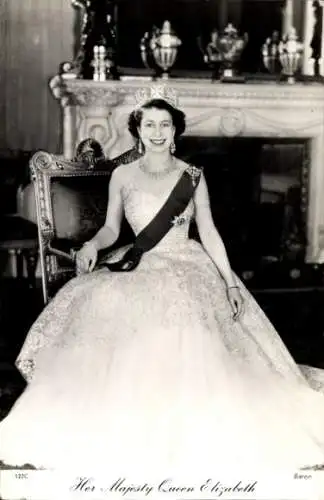 Ak Königin Elisabeth II., Porträt, Kleid, Britisches Königshaus