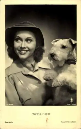 Ak Schauspielerin Hertha Feiler, Portrait mit Terrier, Hund, Ross Verlag A 3077/2