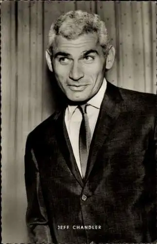 Ak Schauspieler Jeff Chandler, Portrait im Anzug, Krawatte