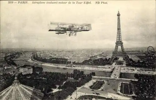 Ak Paris VII, Flugzeug fliegt um den Eiffelturm