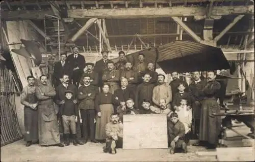 Foto Ak Zivilisten, Handwerker, Soldaten, Herstellung eines Flugzeugs, Gruppenbild