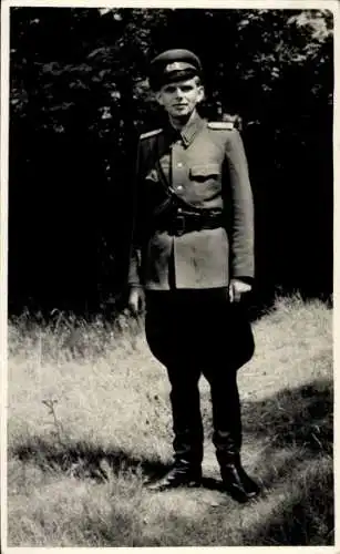 Foto Nationale Volksarmee, Soldat in Uniform, DDR