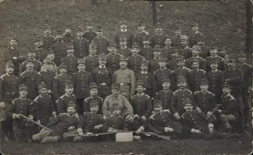 Foto Ak Männer in Uniformen, Gruppenbild, Gewehr, Kaiserzeit