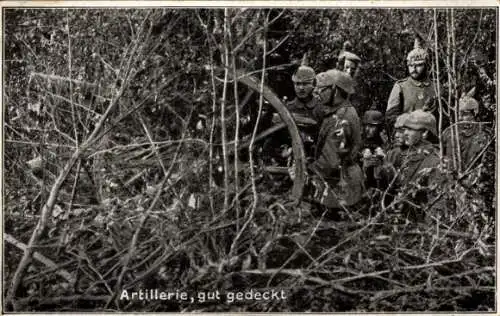 Ak Artillerie, gut gedeckt gegen Fliegersicht, in Feuerstellung