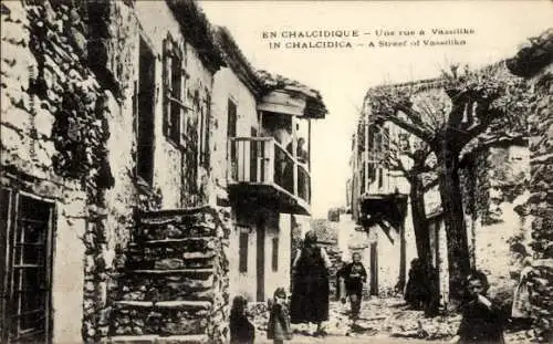 Ak Chalkidiki Griechenland, Straße in Vassilika, Anwohner