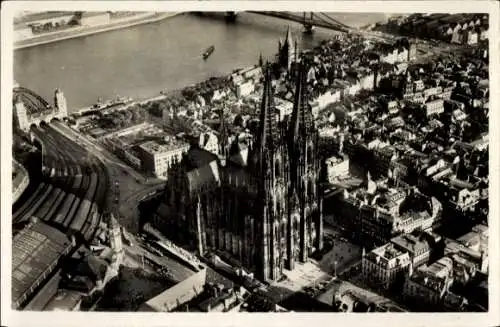 Ak Köln am Rhein, Dom, Hohenzollernbrücke, Hängebrücke, Fliegeraufnahme