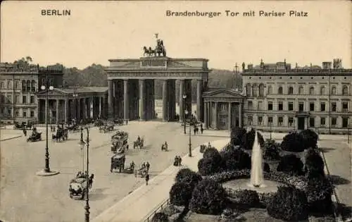 Ak Berlin Mitte, Brandenburger Tor mit Pariser Platz, Kutsche