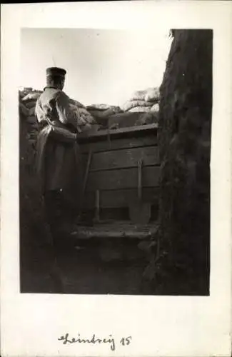 Foto Ak Deutscher Soldat im Schützengraben, I. WK