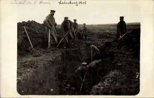 Foto Ak Deutsche Soldaten bauen Schützengraben, I. WK