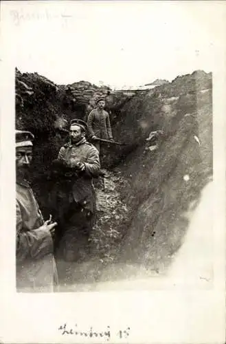 Foto Ak Deutsche Soldaten bauen Schützengraben, Jahr 1915, I. WK