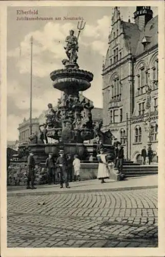 Ak Elberfeld Wuppertal, Jubiläumsbrunnen am Neumarkt, Personen