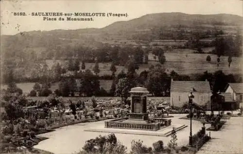 Ak Saulxures sur Moselotte Lothringen Vosges, Place du Monument