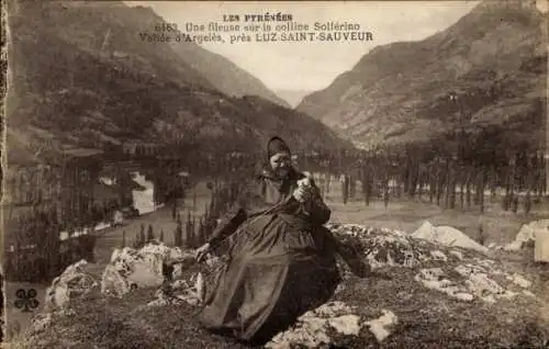 Ak Luz Saint Sauveur Hautes Pyrénées, Une fileuse sur la colline Solferino, Vallee d'Argeles