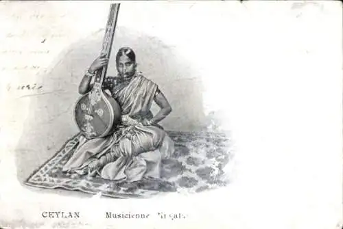 Ak Ceylon Sri Lanka, Musikerin in Tracht mit Instrument