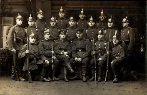 Foto Ak Deutsche Soldaten in Uniformen, Gruppenbild, Kaiserzeit, Freiburg