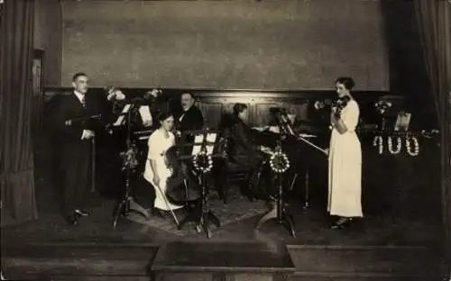 Foto Ak Leipzig in Sachsen, Musiker, Bühne, Konzert, Musikinstrumente, Weihnacht 1920