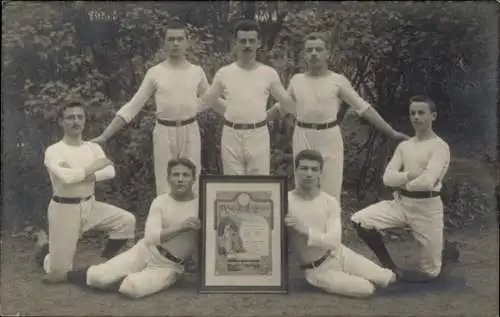 Foto Ak Genthin, Turnverein, Gruppenbild Turnerriege, gerahmte Urkunde