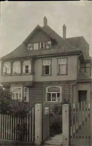 Foto Ak Ilsenburg im Harz, Wohnhaus vom Gartentor gesehen, Anwohner am Fenster