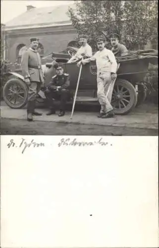 Foto Ak Deutsche Soldaten in Uniformen, Automobil, Wappen