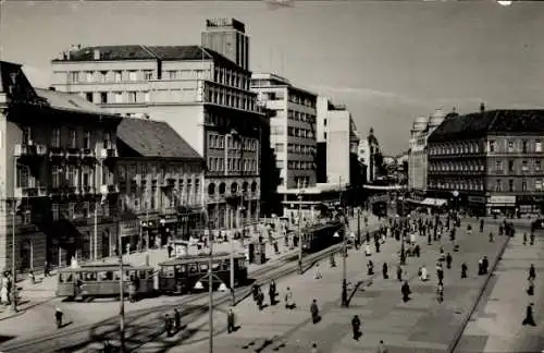 Ak Zagreb Kroatien, Partie auf dem Platz, Straßenbahnhaltestelle