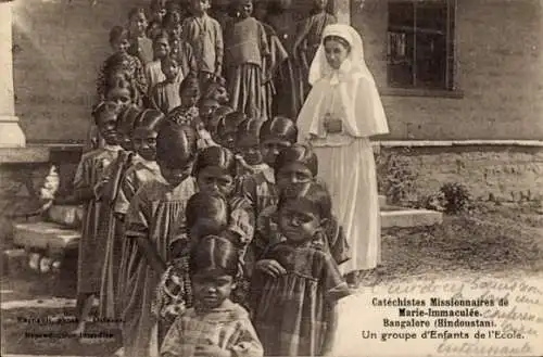 Foto Namibia, DSWA, Afrikanische Gruppe am Straßenrand, Missionarin