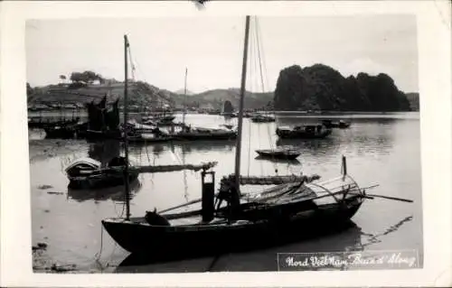 Foto Ak Vietnam, Boote am Strandufer