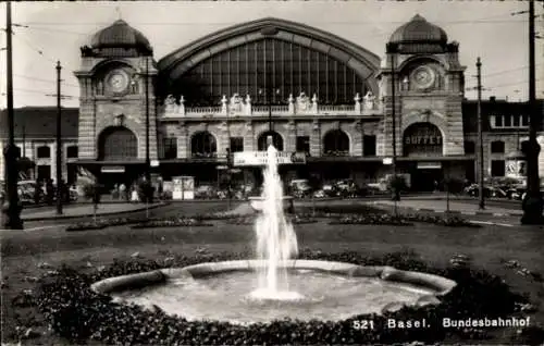 Ak Basel Stadt Schweiz, Bundesbahnhof, Springbrunnen