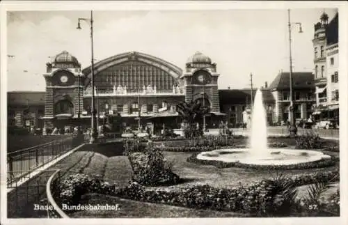 Ak Basel Stadt Schweiz, Bundesbahnhof, Springbrunnen