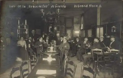 Foto Ak Brüssel, Cafe de la Croix de fer, Grand Place 14, Gaststube, Gäste