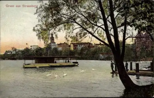 Ak Strausberg in der Mark, Bootsanlegestelle mit Stadt