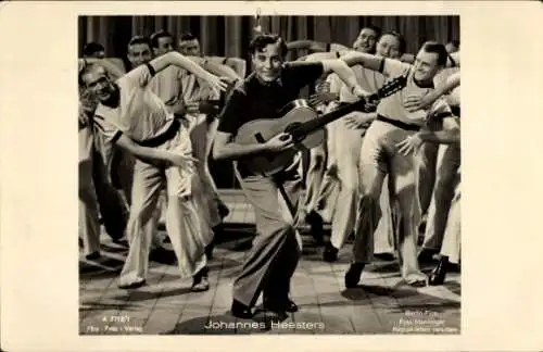 Ak Schauspieler Johannes Heesters, Filmszene Karneval der Liebe, Gitarre, Tänzer