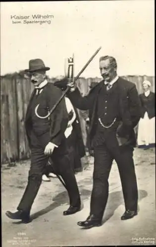 Ak Kaiser Wilhelm II. beim Spaziergang, Gehstock