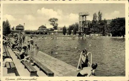 Ak Weimar in Thüringen, Partie am Schwanenseebad, Blick auf Schwimmbecken und Spungturm