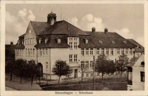 Ak Reuterstadt Stavenhagen, Straßenpartie mit Blick auf das Schulhaus