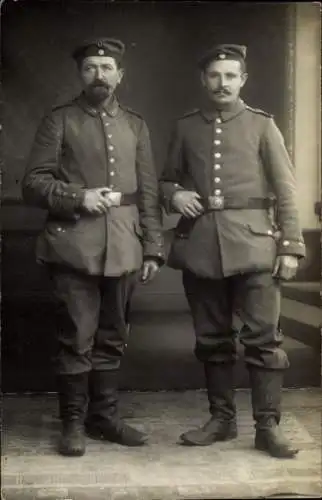 Foto Ak Bytom Beuthen Oberschlesien, zwei deutsche Soldaten in Uniform, Landsturm 82, Standportrait