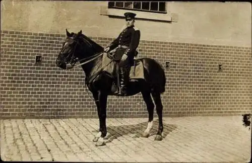 Foto Ak Deutscher Soldat in Uniform auf einem Pferd, Kavallerie, 4. Magdeburg. Inf. Regt.