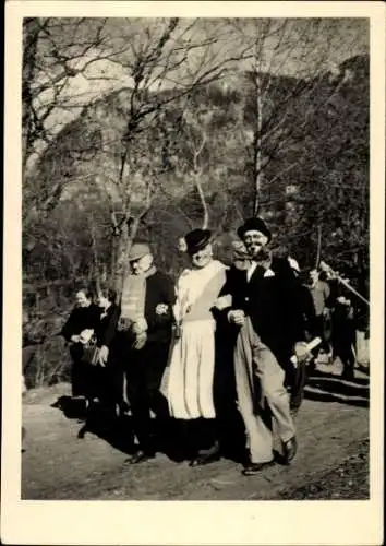 Foto Ak Männer beim Spaziergang, Gruppenbild