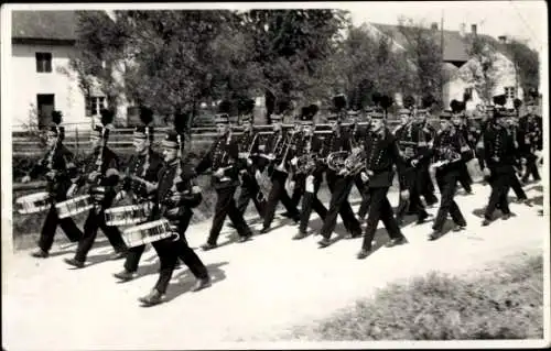 Foto Ak Böbing in Oberbayern, Musizierende Männer in Uniformen, Orchester, Trommel