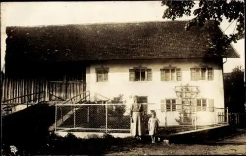 Foto Ak Huglfing in Oberbayern, Gebäude, Frau mit Kind