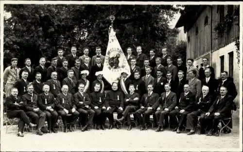 Foto Ak Weilheim Oberbayern, Gruppenbild der Männer, Fahne, Verein